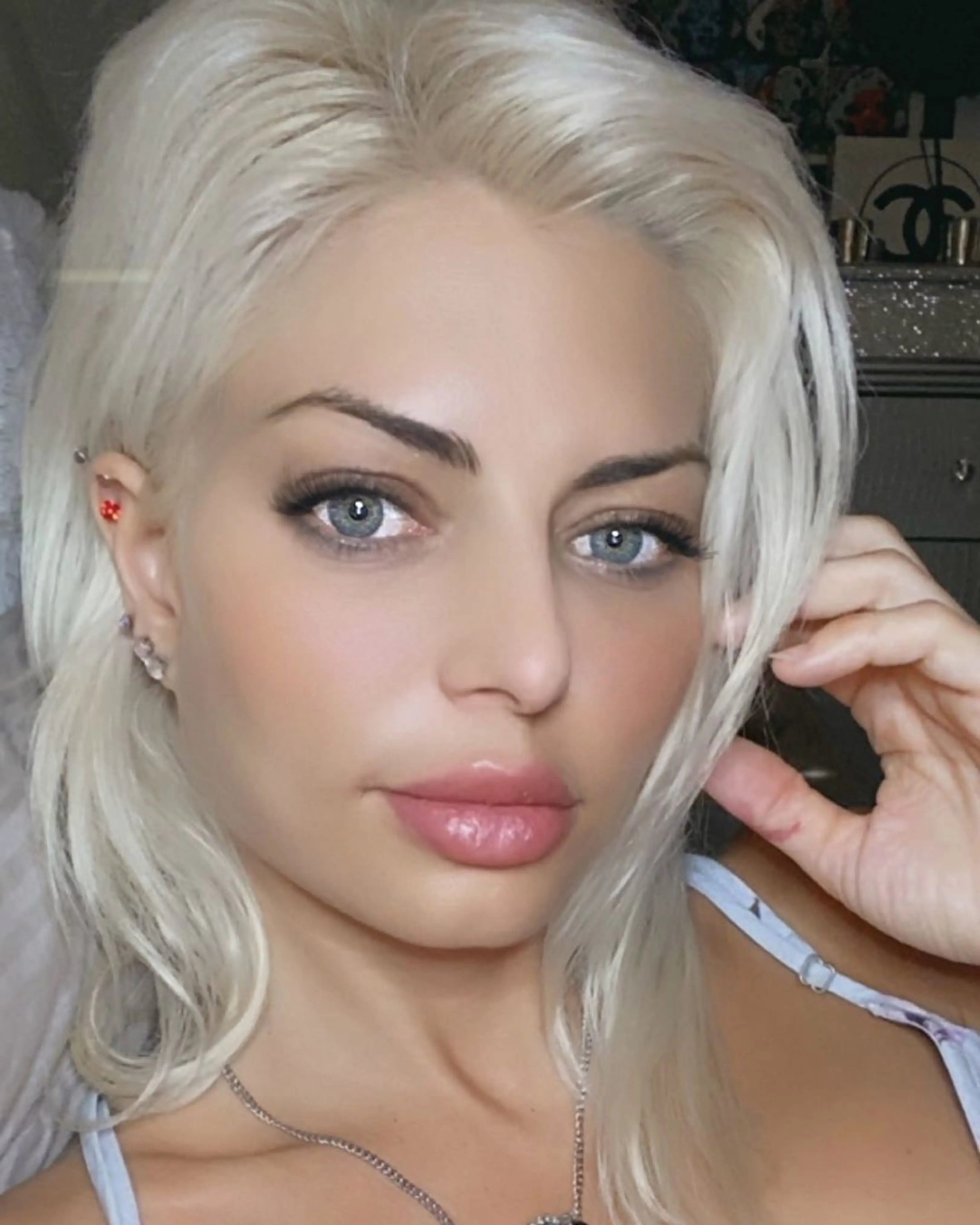 10.2 Extra Light Cool Platinum Blonde